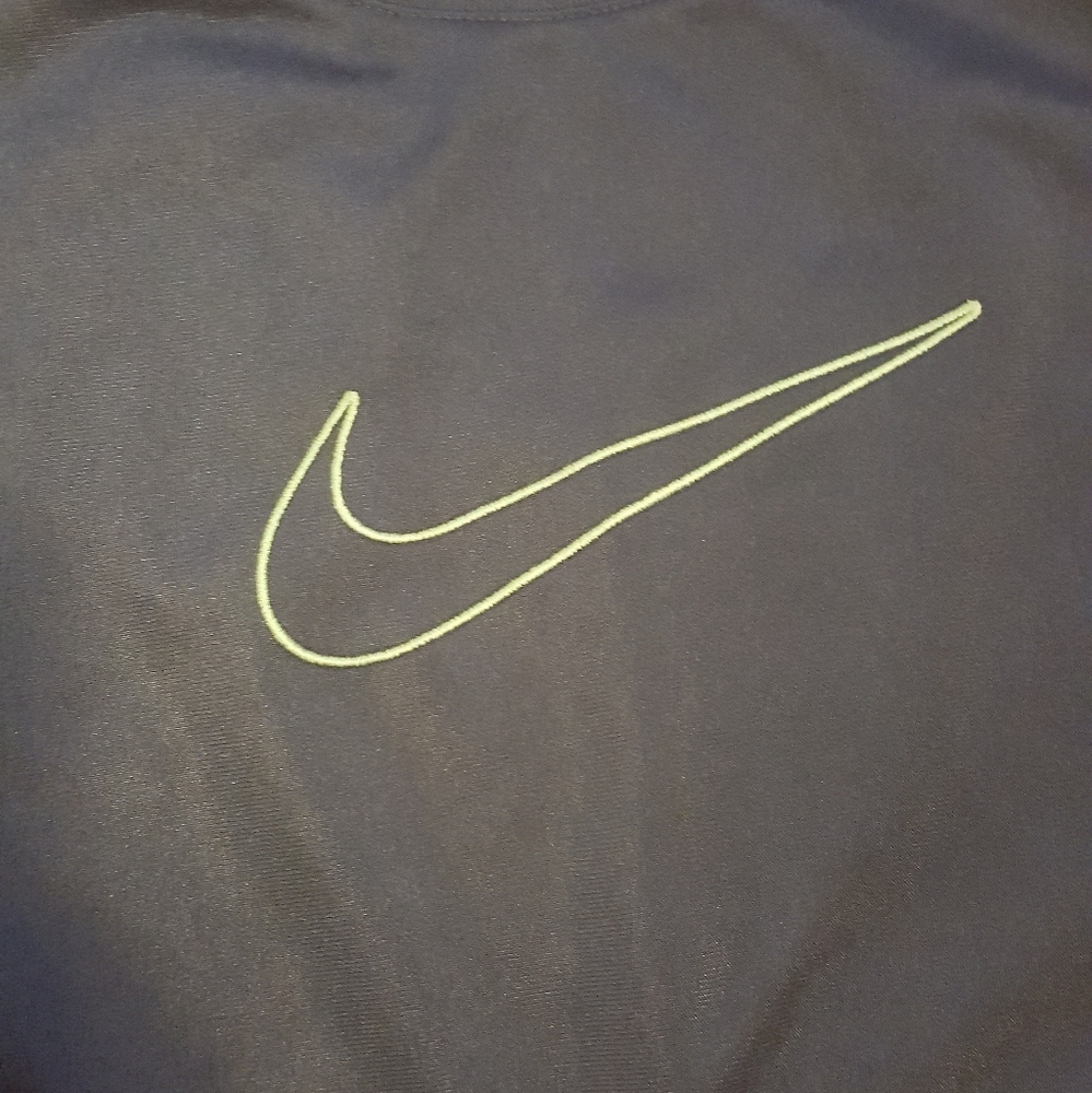 Nike Basic Tee - Picture 3 of 3